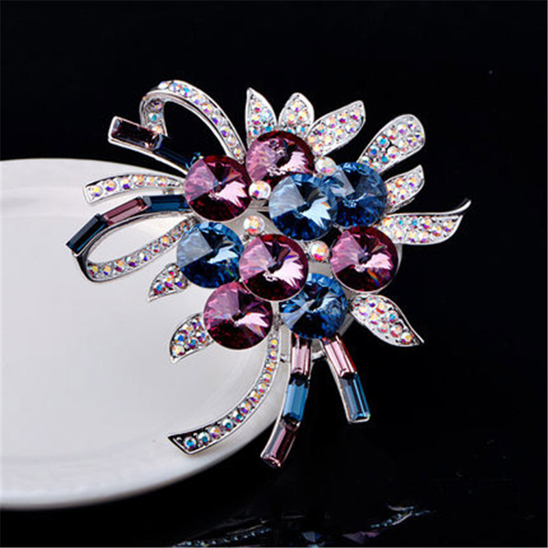 璀璨花開 喜福升仿水晶胸針的優雅魅力